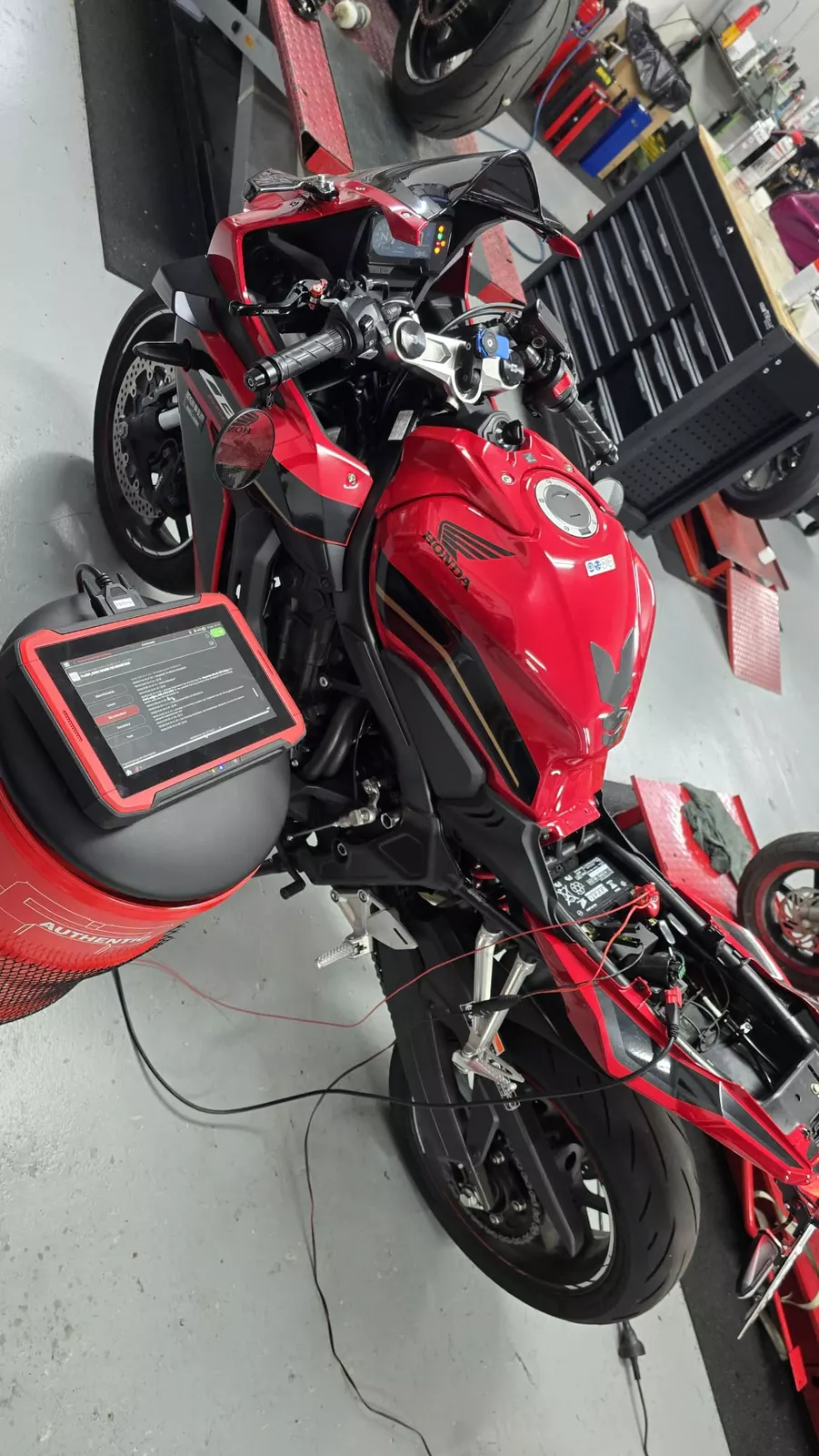 Motorrad in der Werkstatt bei der Diagnose