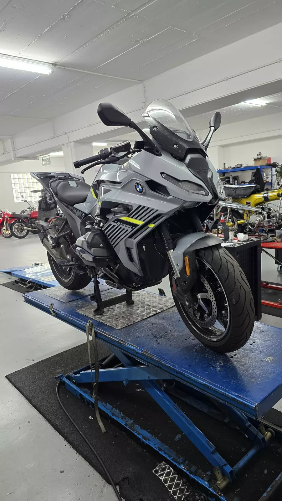 Motorrad auf Hebebuehne