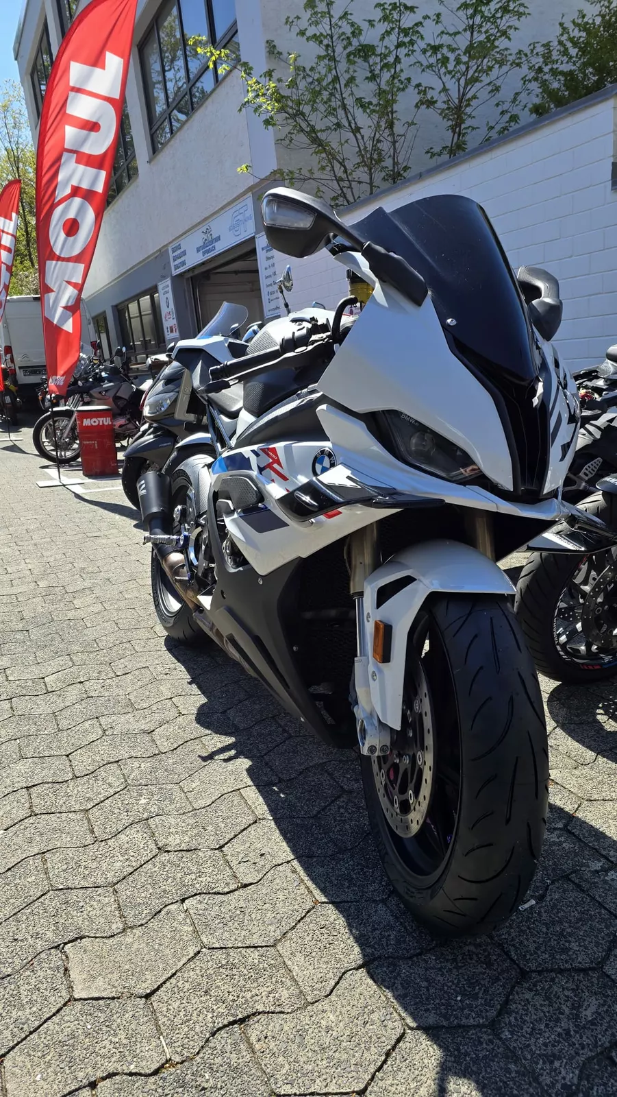 Motorrad vor dem Standort