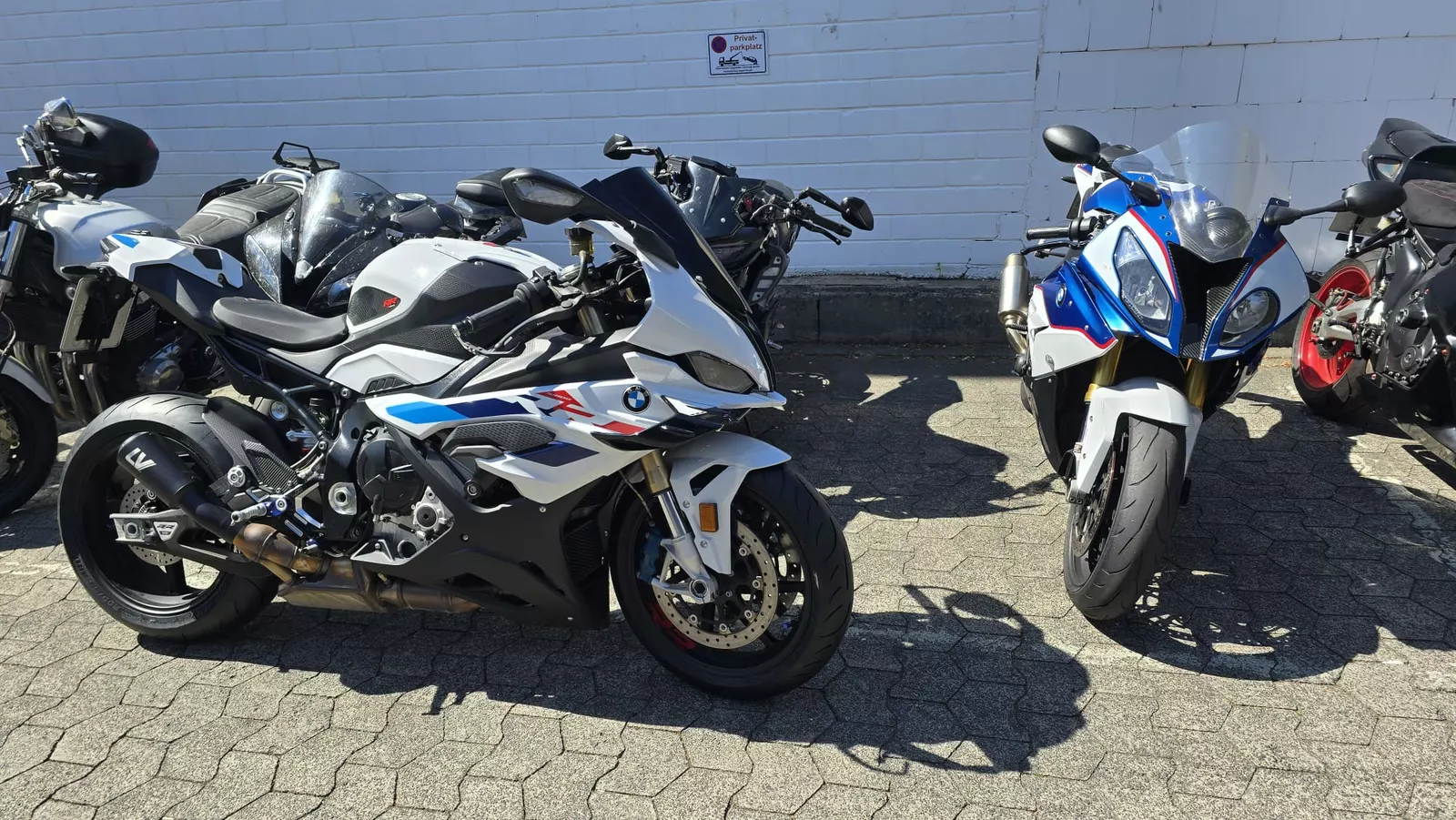 Motorrad vor dem Werkstattgebaeude
