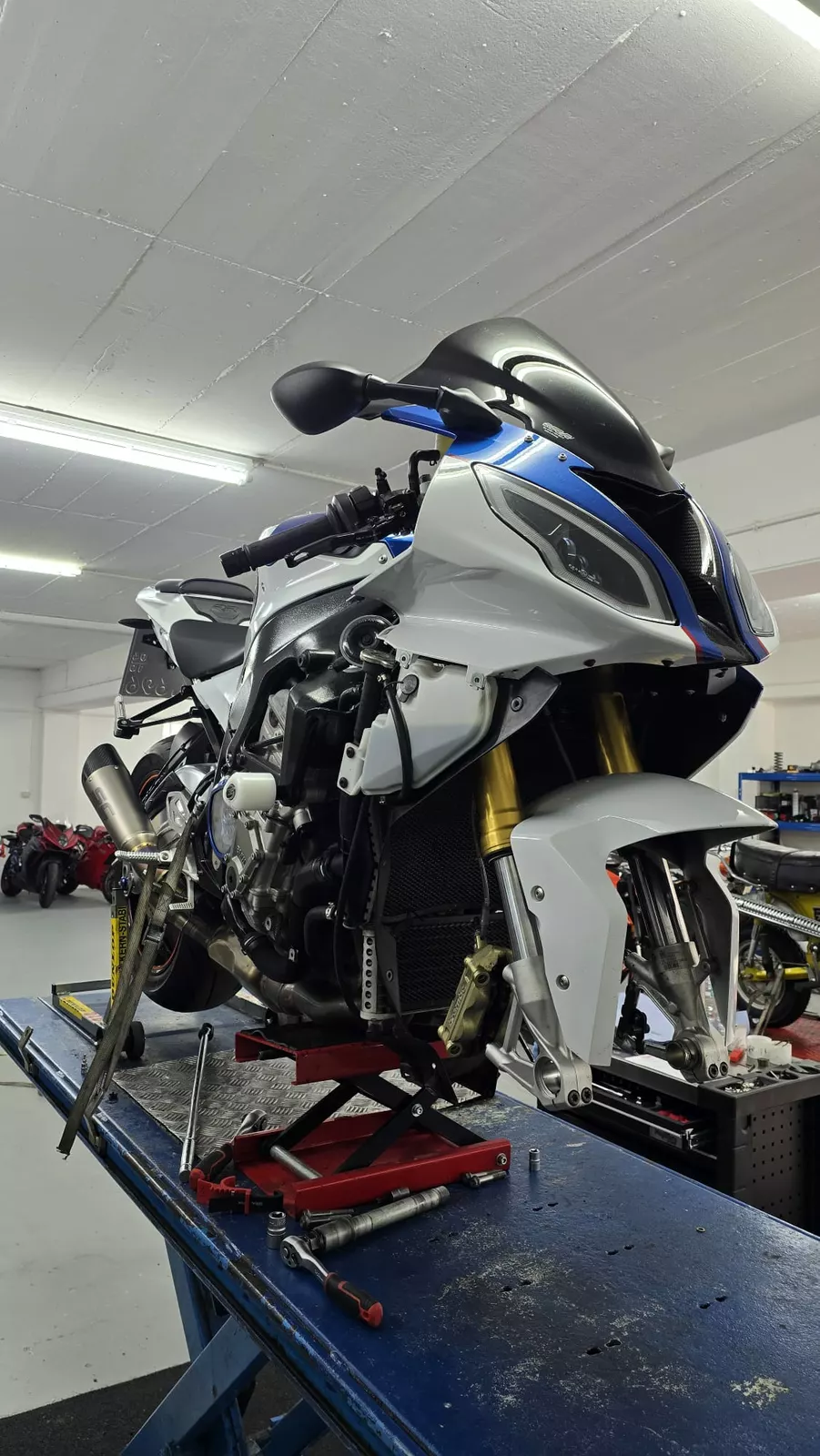 Mehrere Motorraeder im Hof