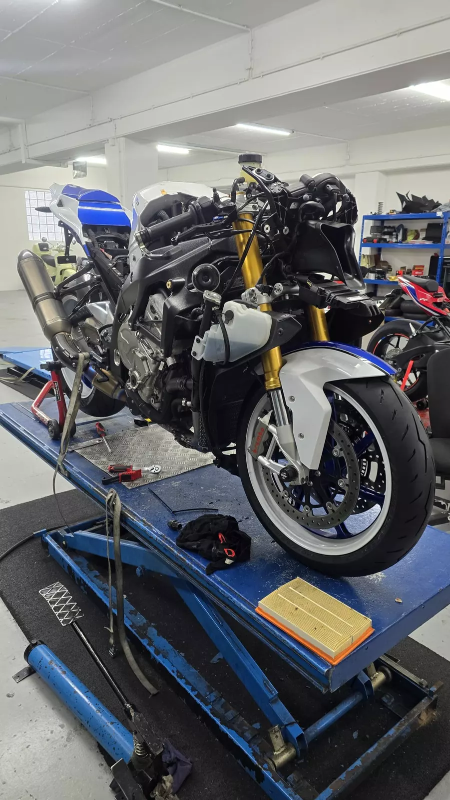 Motorrad auf Hebebuehne in der Werkstatt